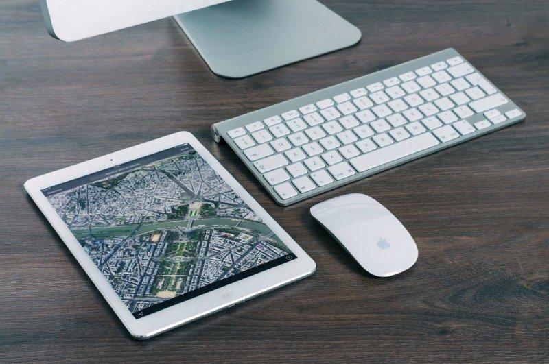 tablet z nawigacją klawiatura i myszka bezprzewodowa szukanie korepetytora