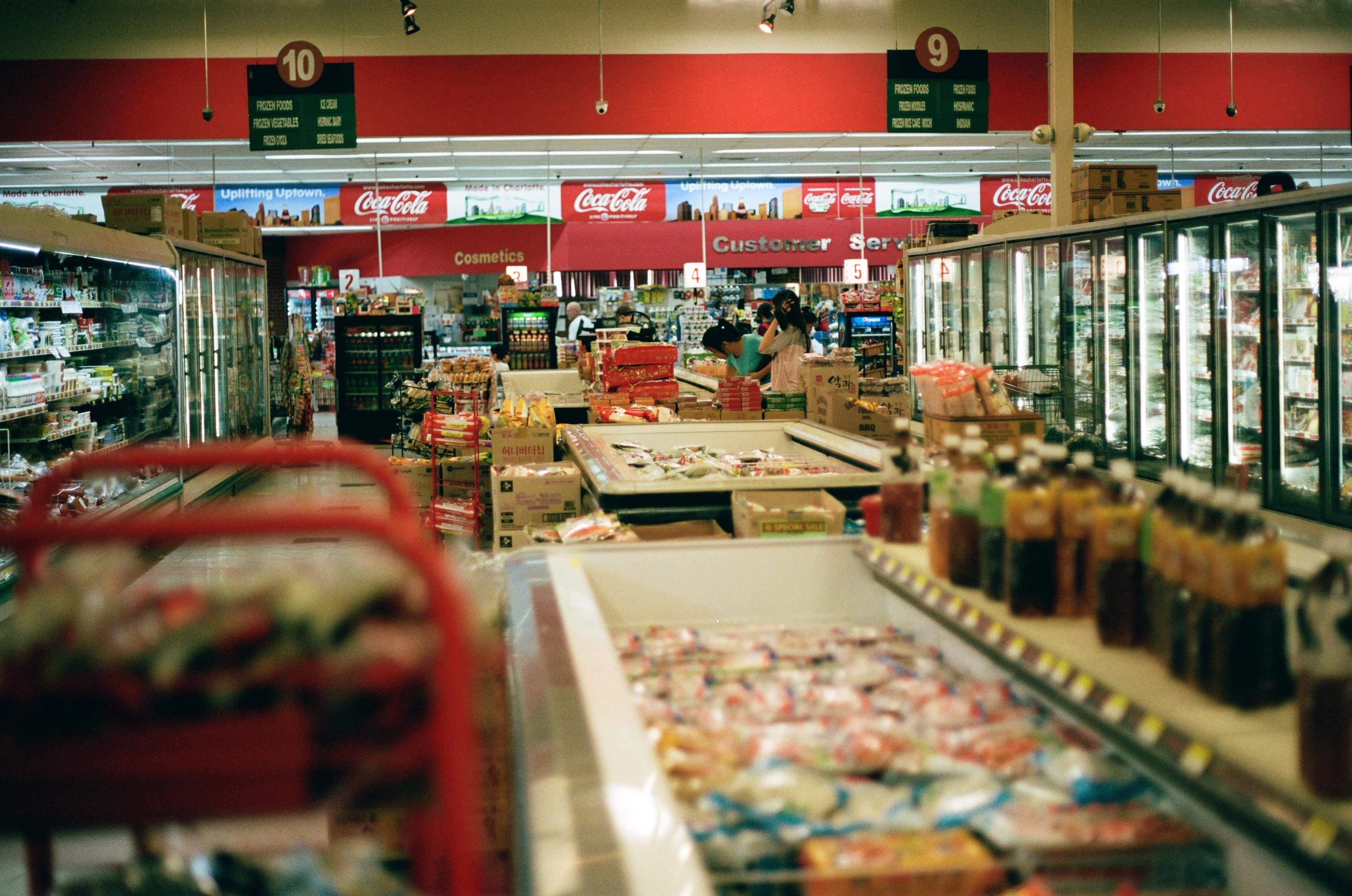Dział mrożonek w supermarkecie spożywczym
