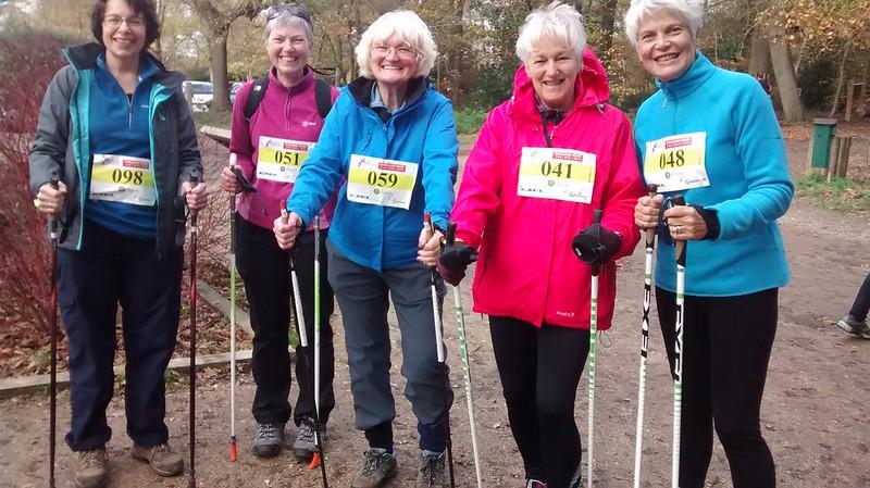 starsze osoby uprawiające sport nordic walking