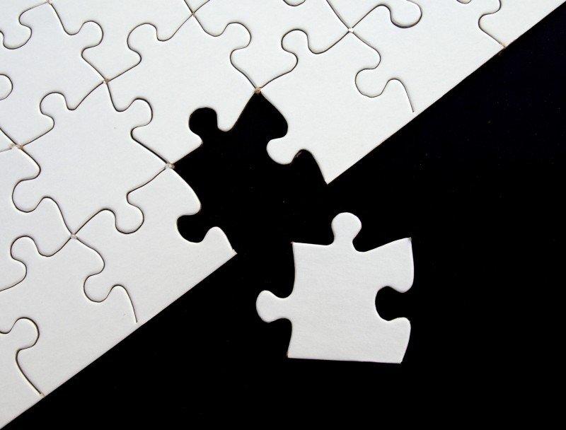 puzzle z ostatnim brakującym elementem
