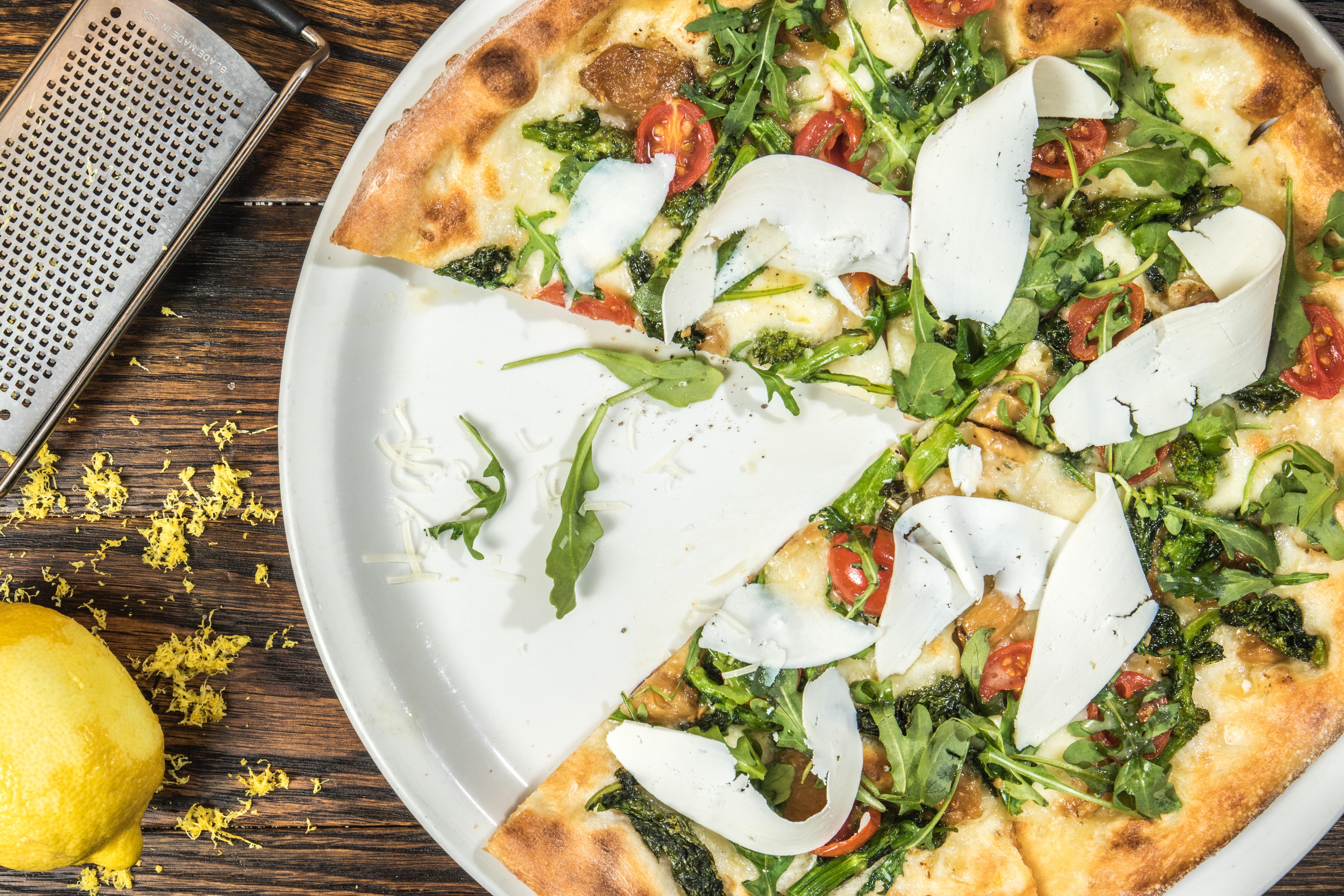 pizza wegańska na talerzu