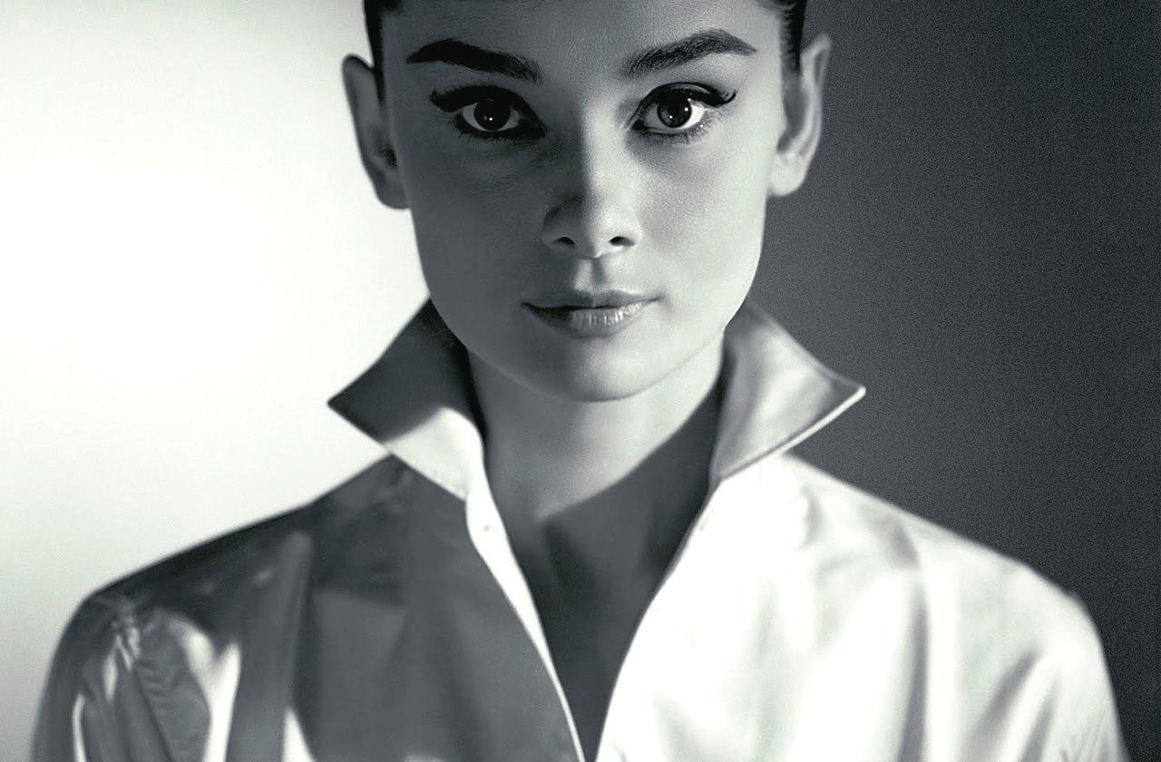 audrey hepburn w białej koszuli
