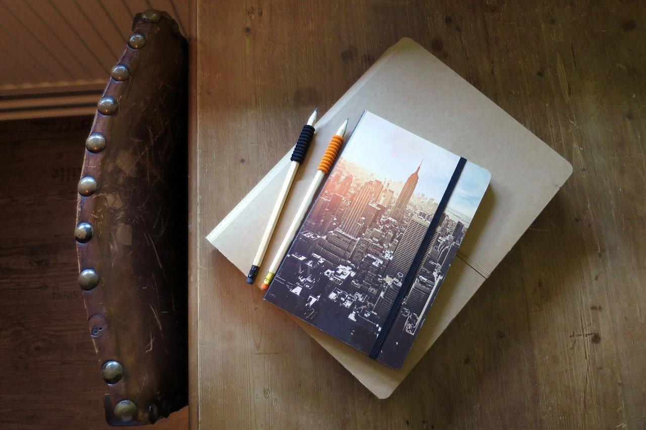 kalendarz ołówki i notatnik leżące na biurku