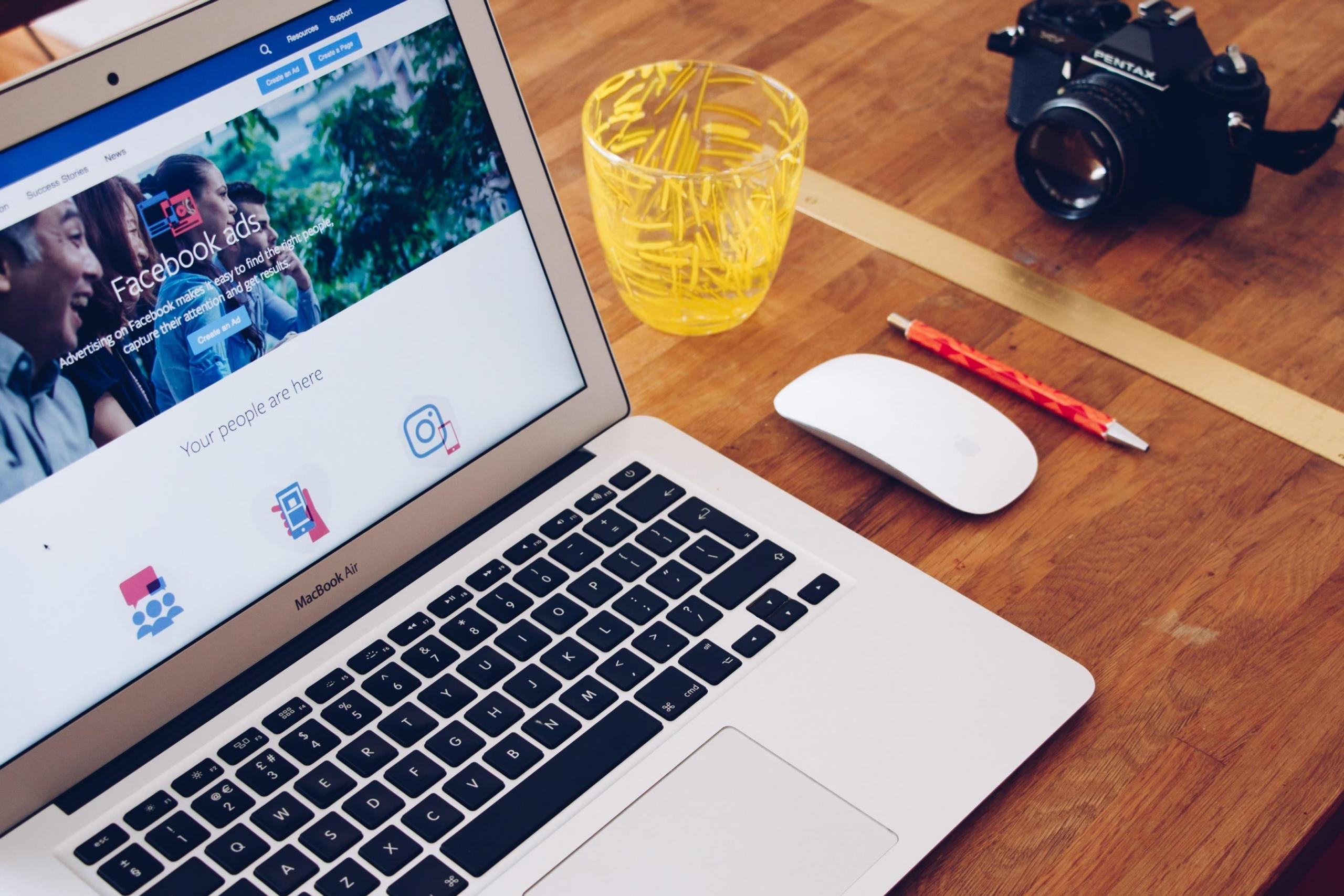 komputer reklama facebook aparat fotograficzny
