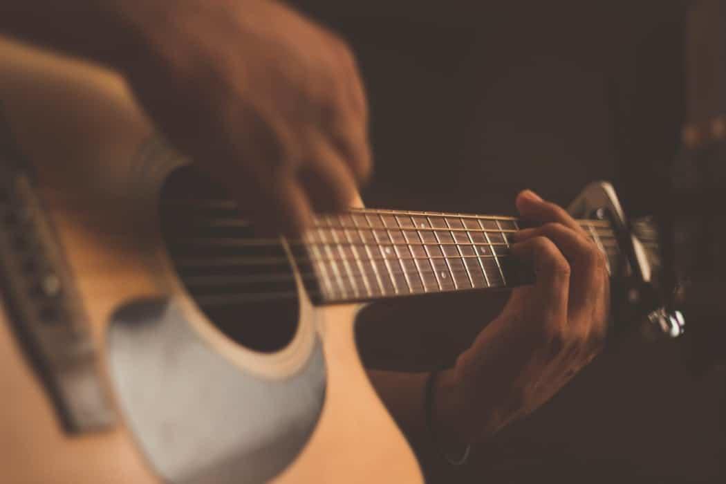 Gra na gitarze