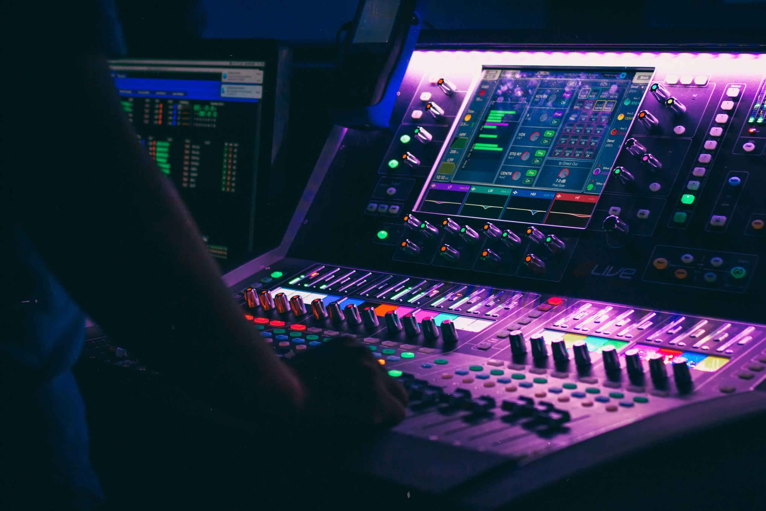 osoba pracująca na konsoli audio.