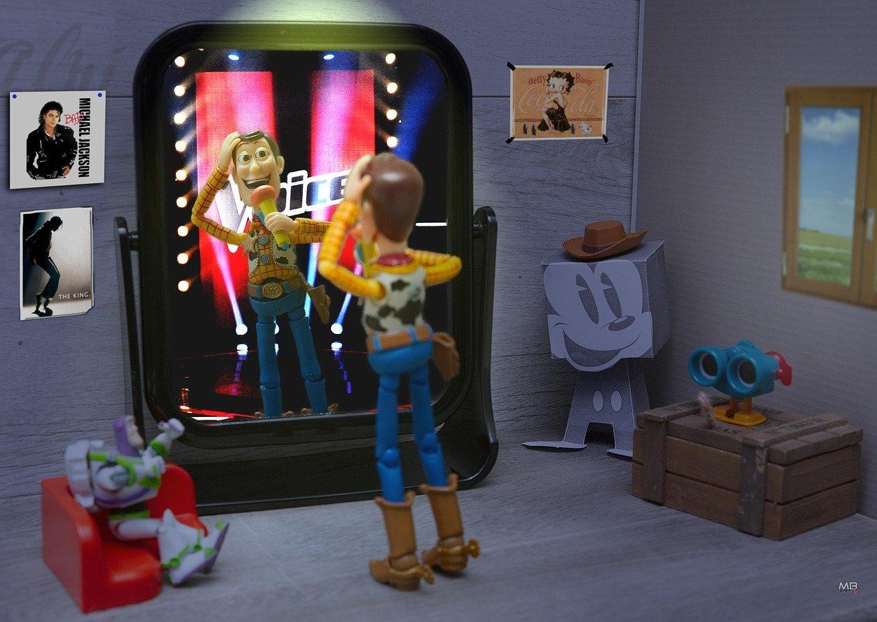 zabawka woody chudy toy story przegląda się w lustrze marząc o występie w the voice