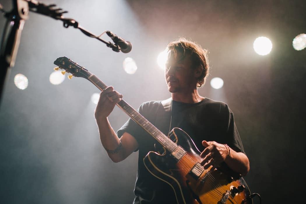 Mężczyzna grający na gitarze na scenie