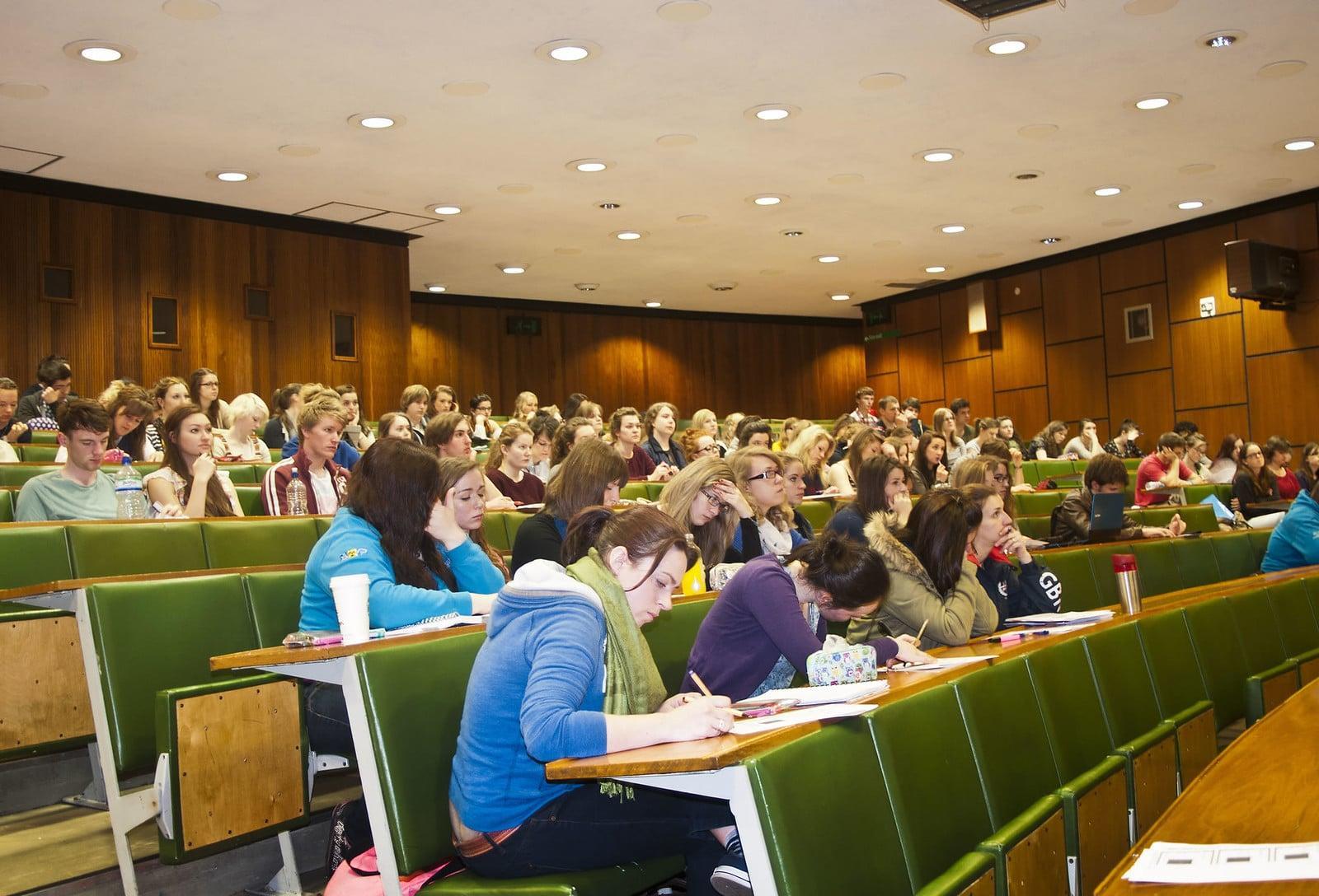 Studenci w sali wykładowej.