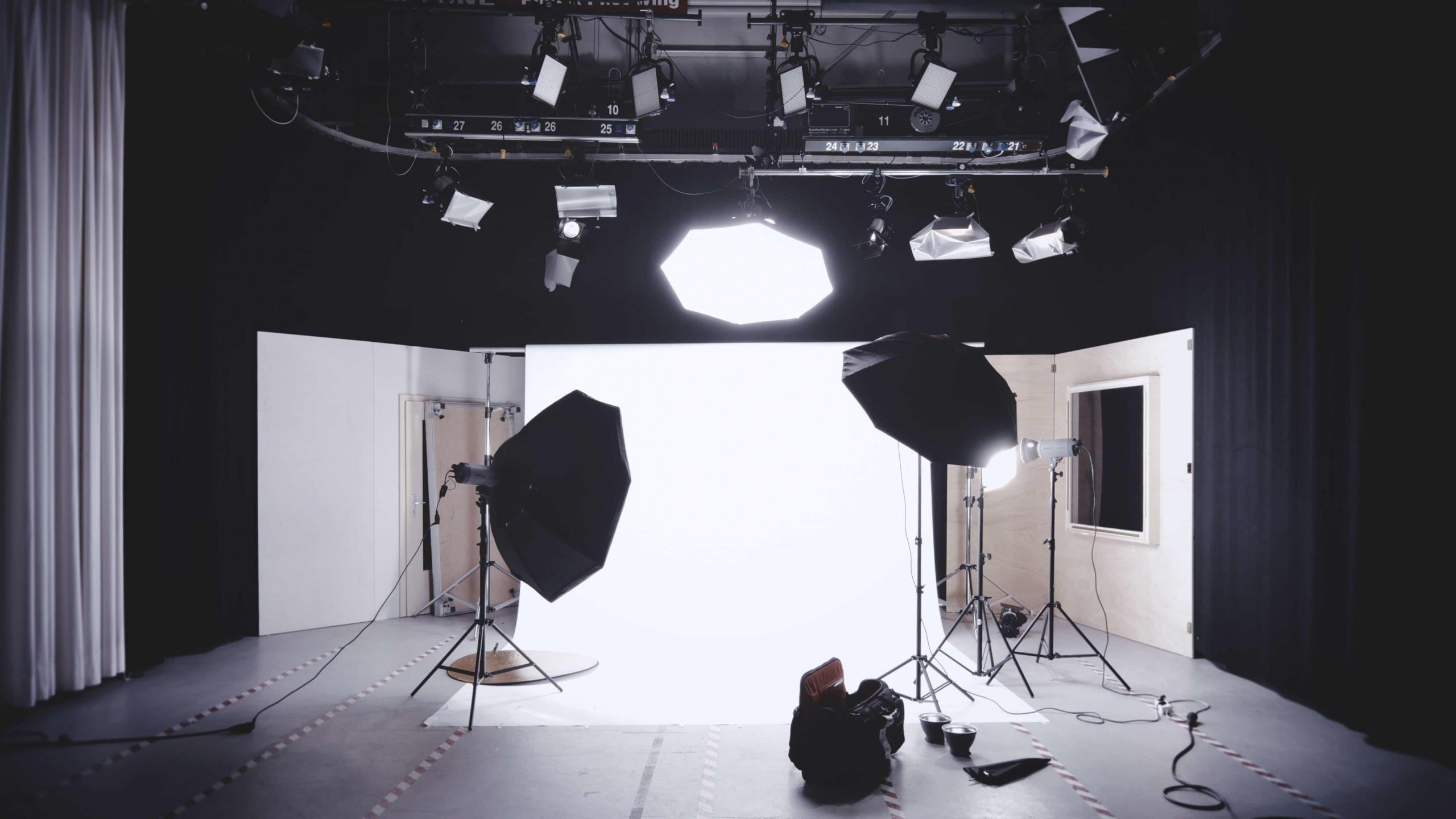 Oswietlenie w studiu fotograficznym na białym tle.