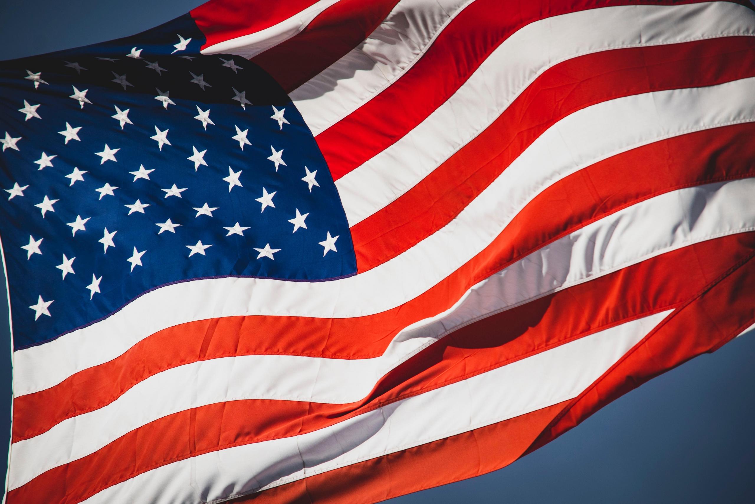 Flaga USA powiewająca na wietrze.