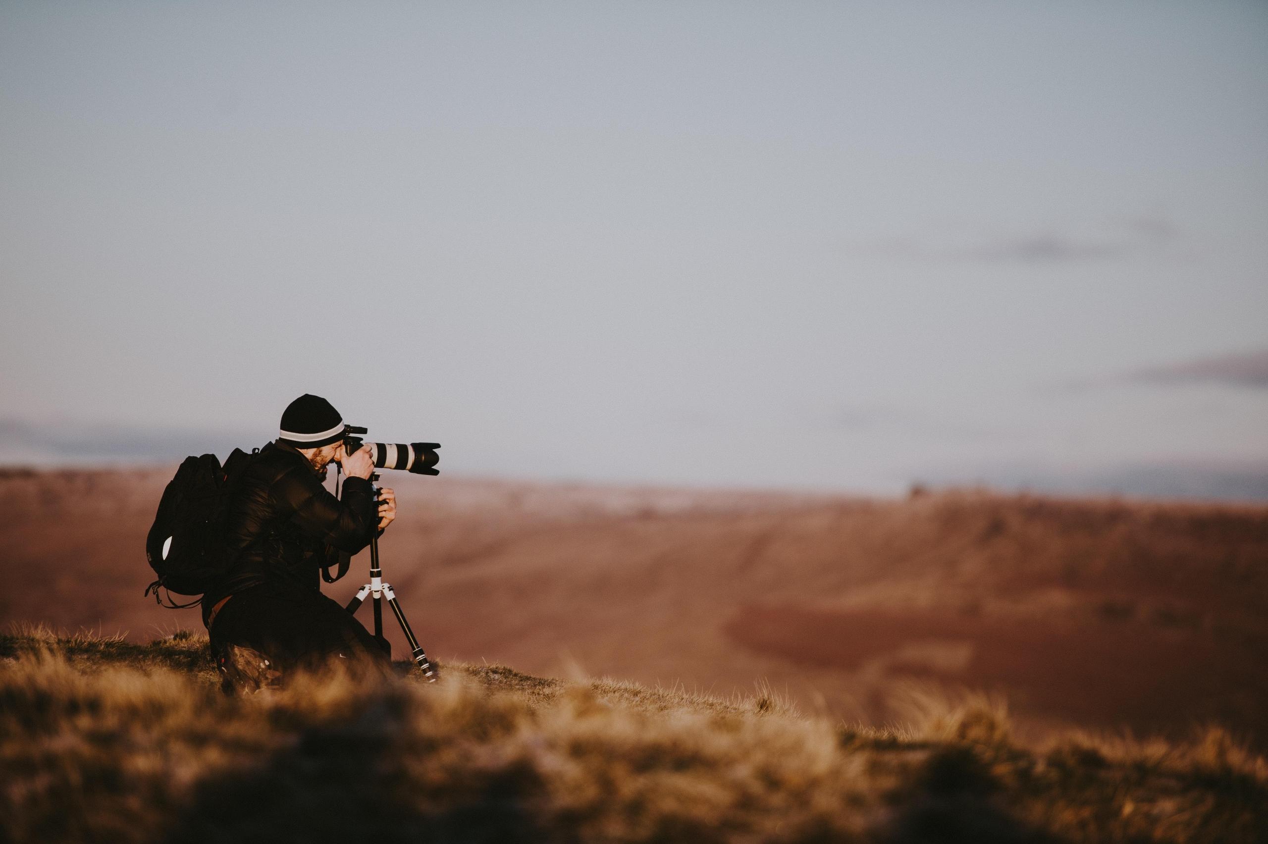 mężczyzna fotografujący krajobrazowi