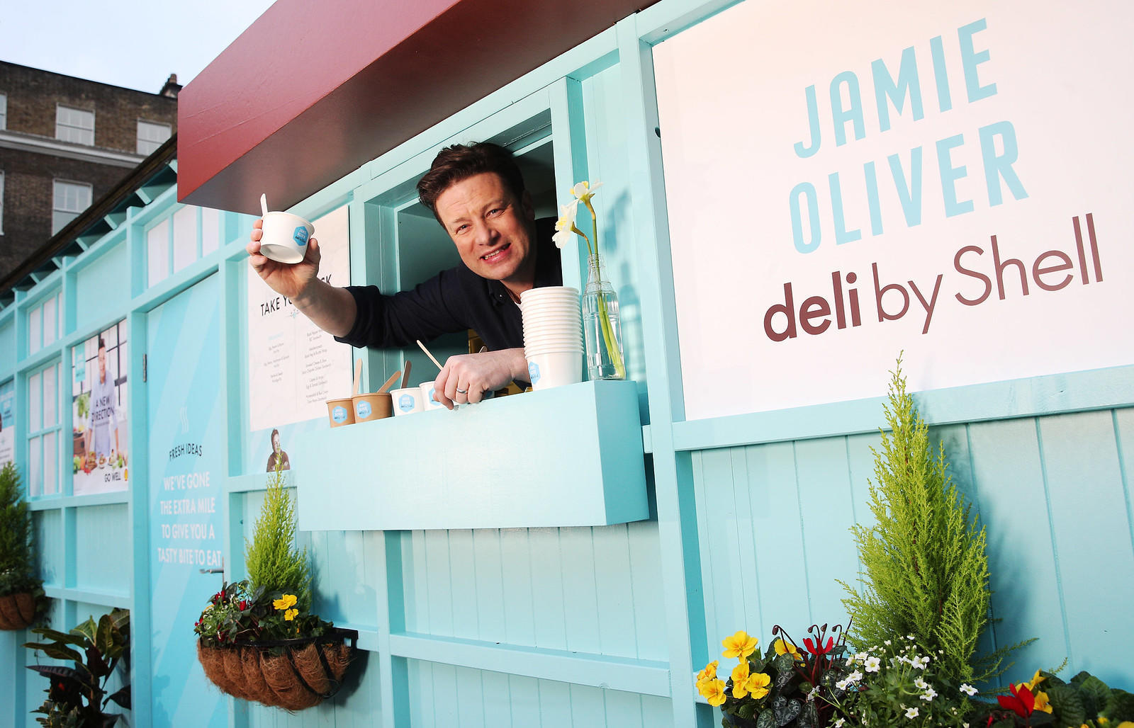 Jamie Oliver w seledynowej budce z jedzeniem.