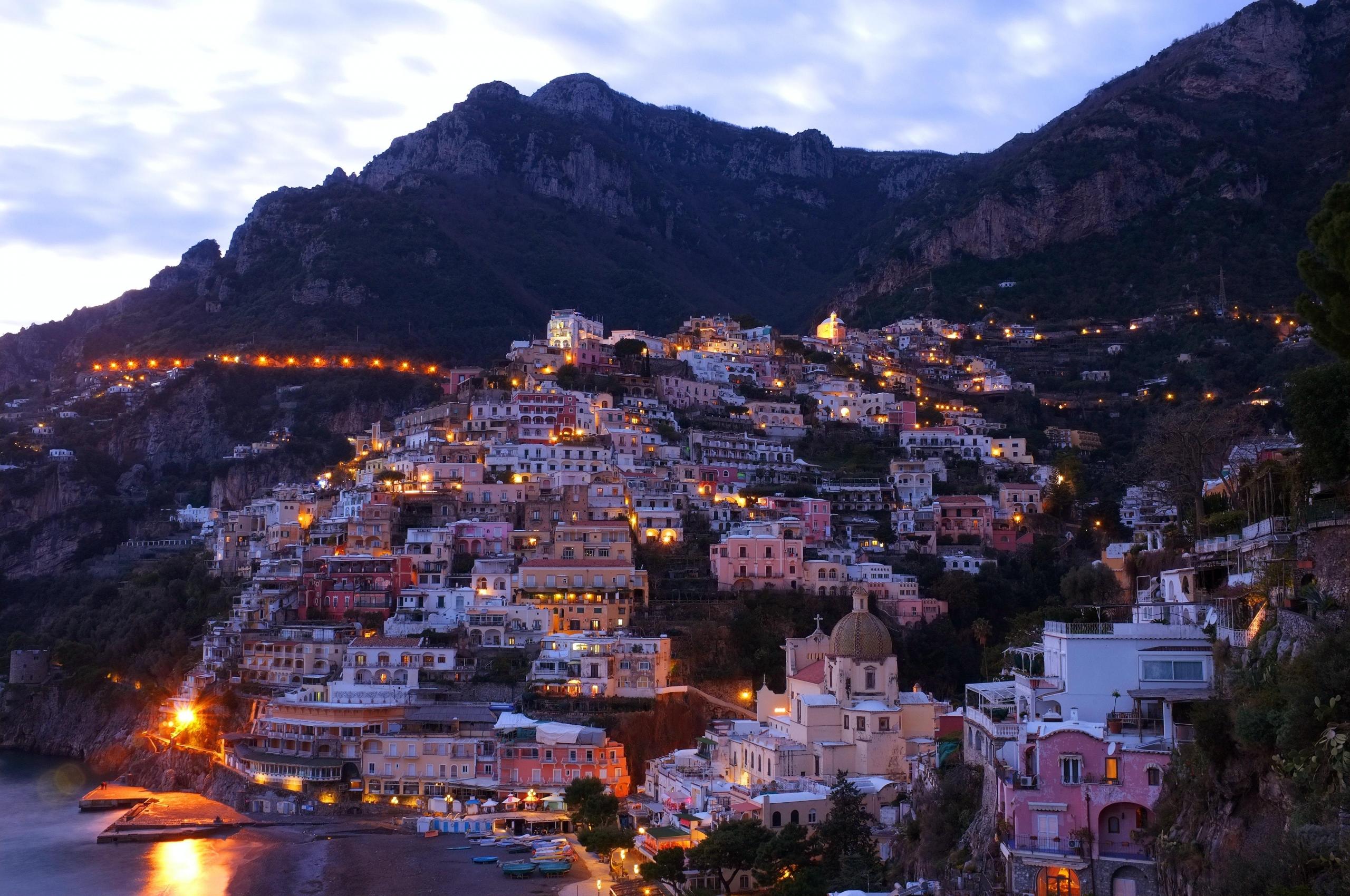 oświetlone wybrzeże amalfi wieczorową porą