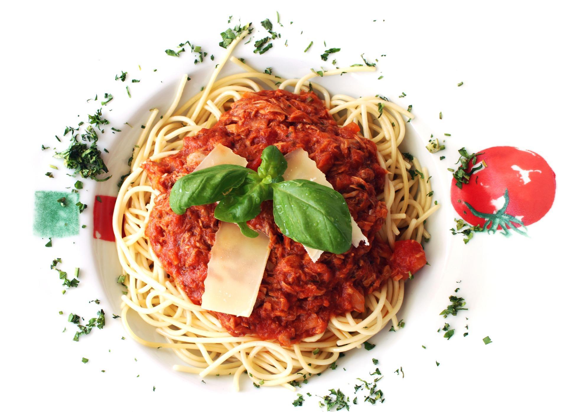 spaghetti bolognese podane na półmisku