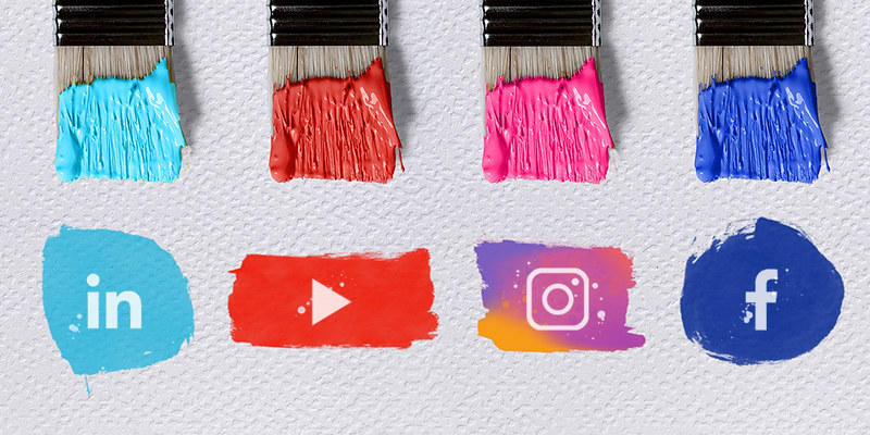 Ikony LinkedIn, Youtube, Instagram i Facebook na kleksach farby i pędzle z odpowiadającymi kolorami.