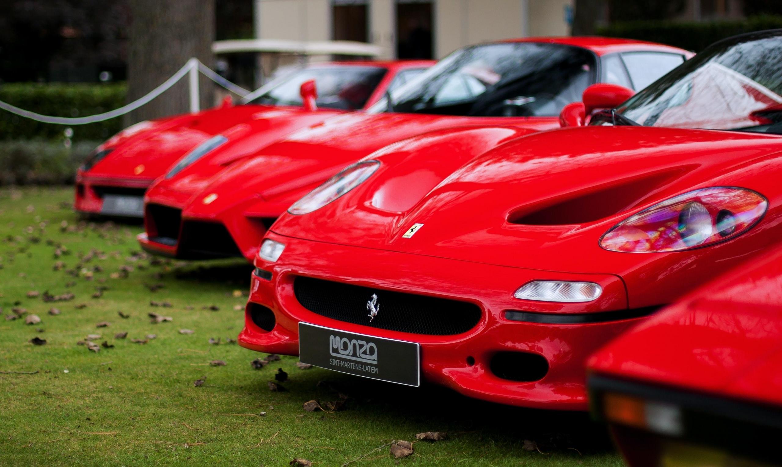 szybkie włoskie samochody czerwone ferrari