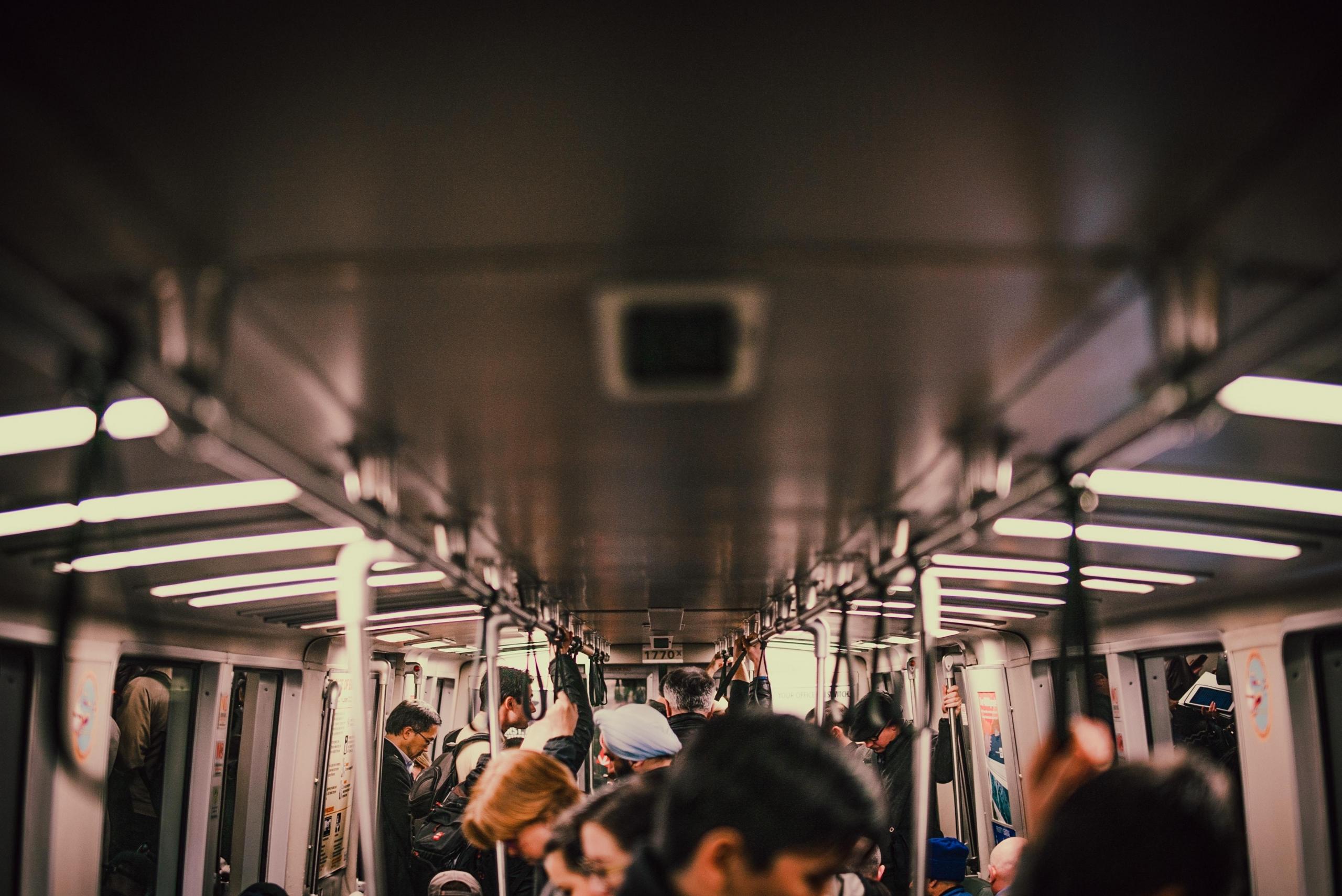 ludzie przemieszczający się publicznym środkiem transportu