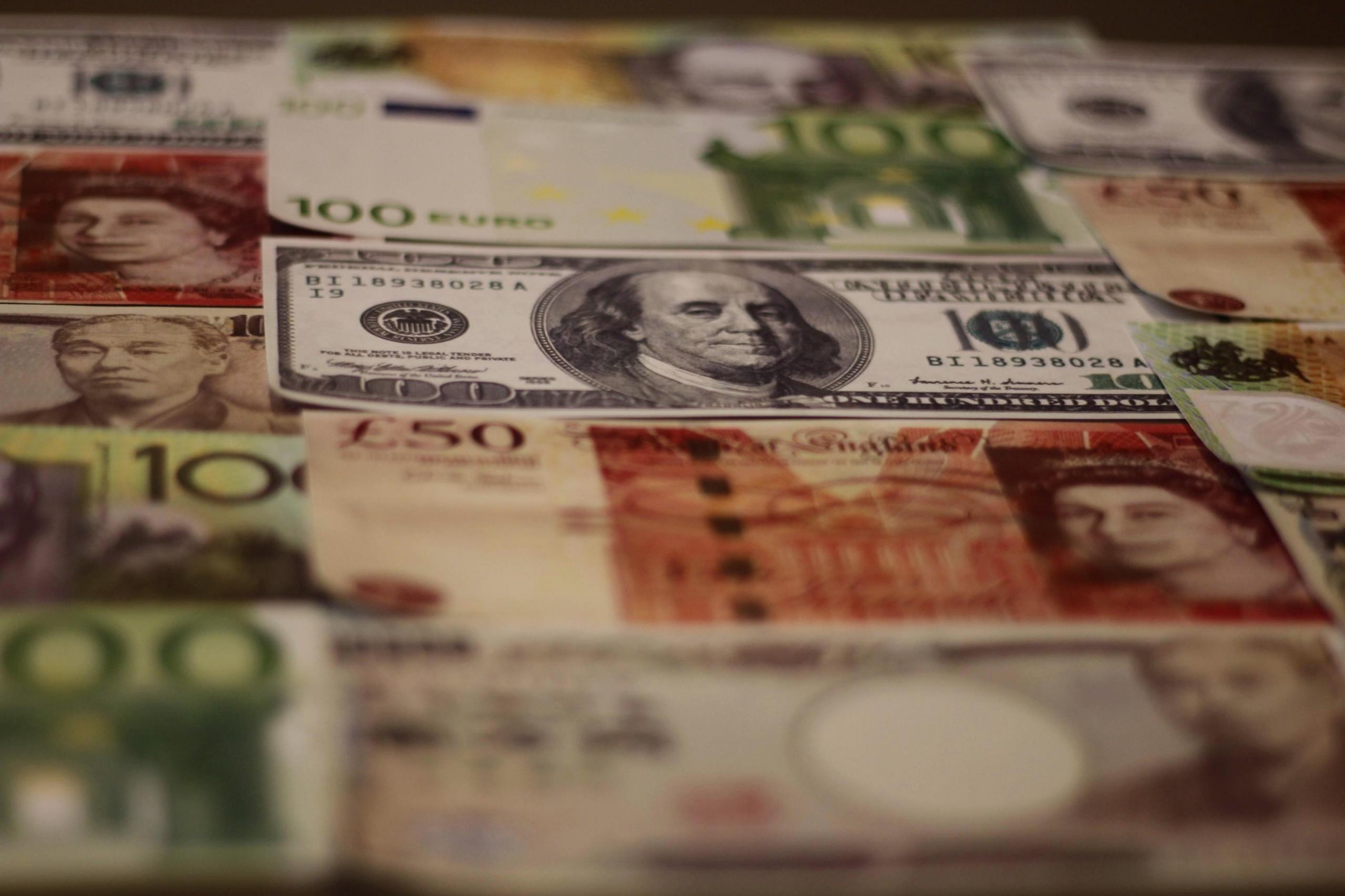 Banknoty różnych walut.