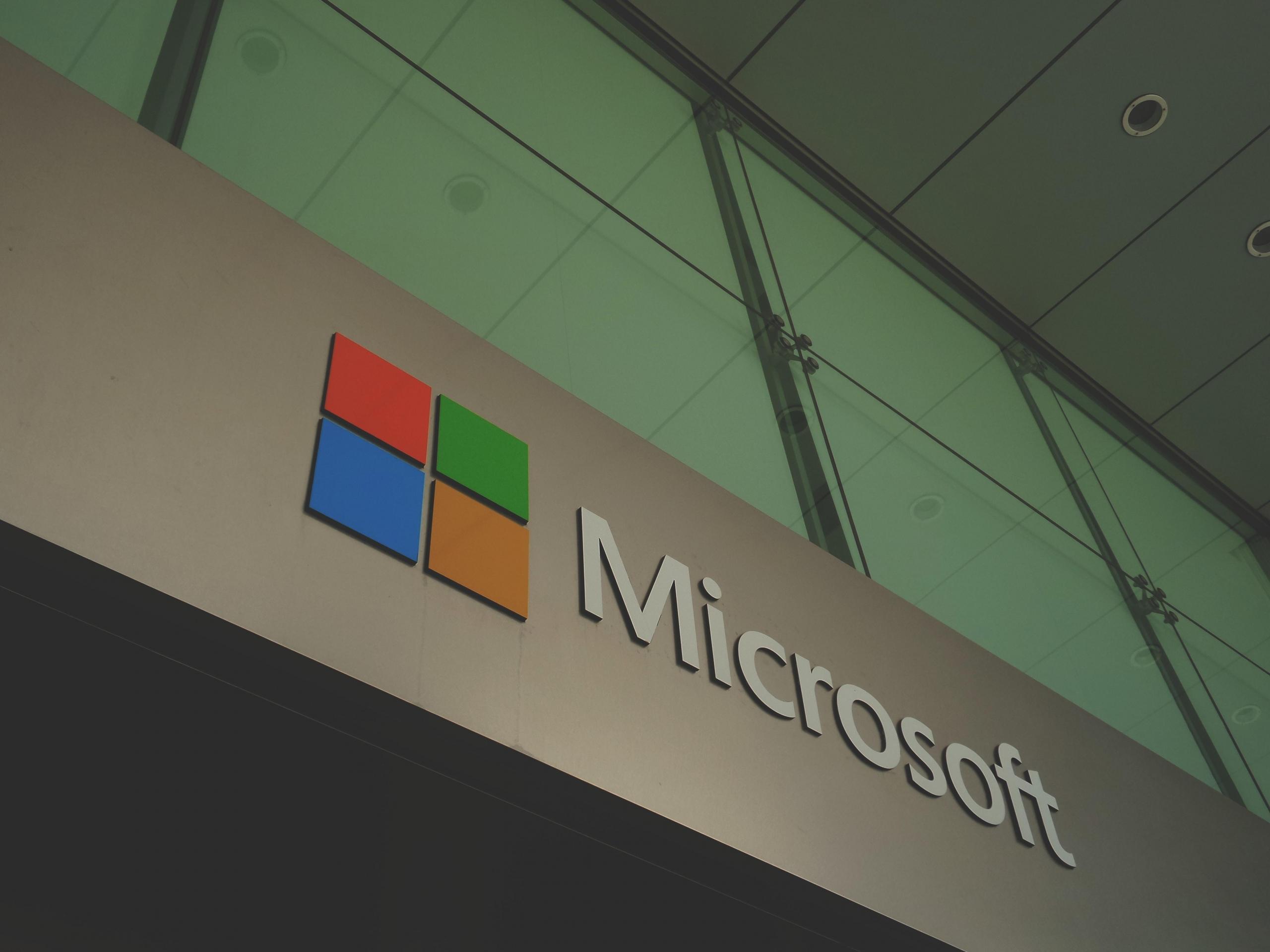 Nazwa Microsoft na ścianie budynku.