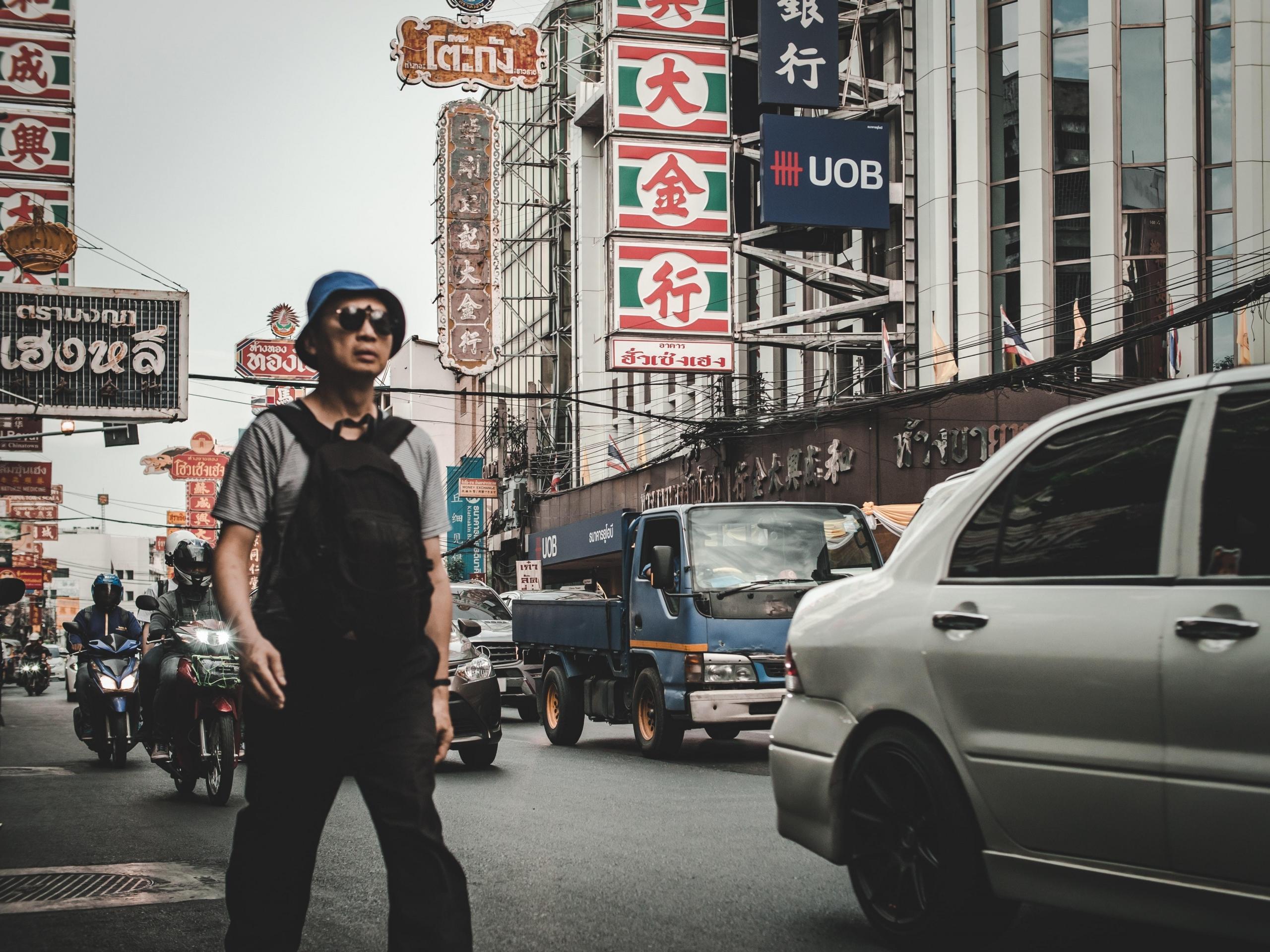 mężczyzna na zatłoczonej ulicy w chinach azja