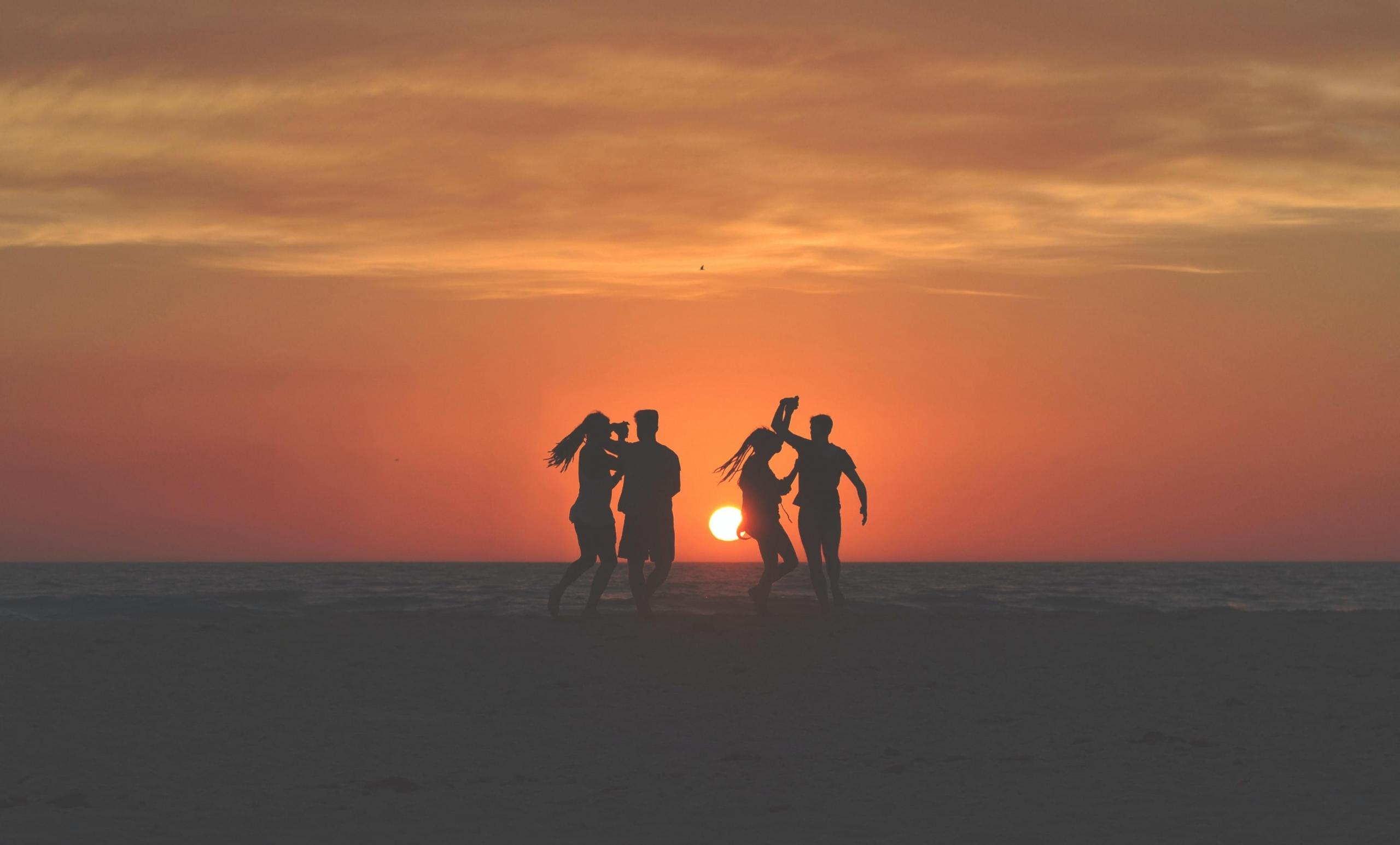 ludzie tańczący latino na plaży
