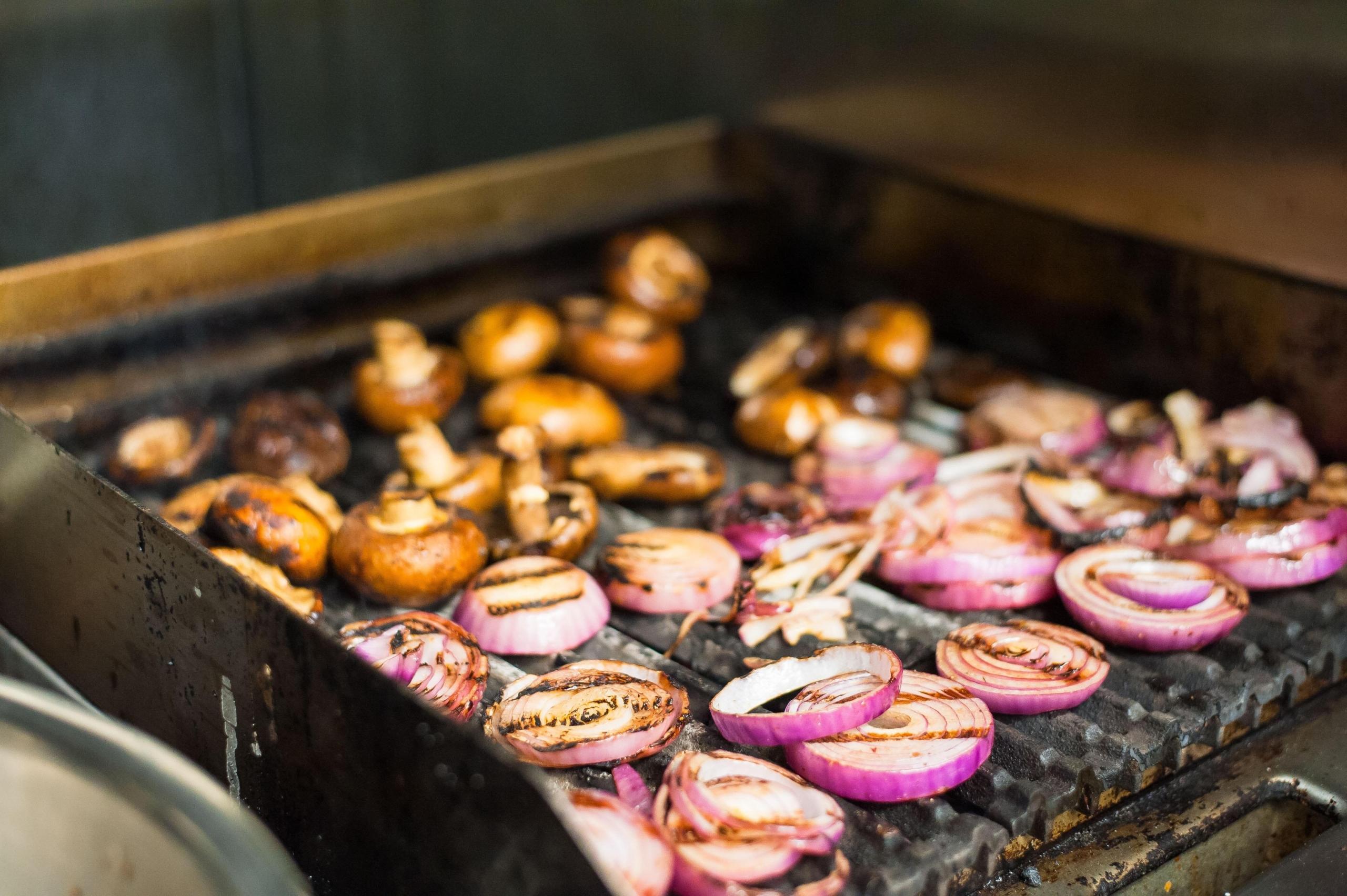 Cebula czerwona i pieczarki na grillu.