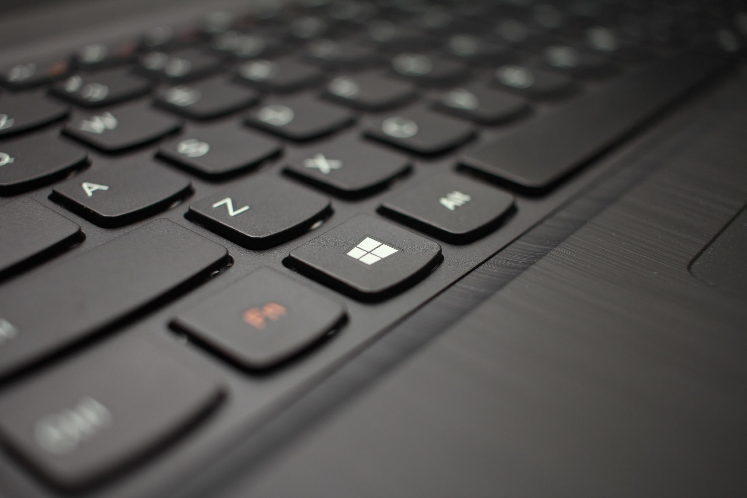 Czarna klawiatura laptopa.