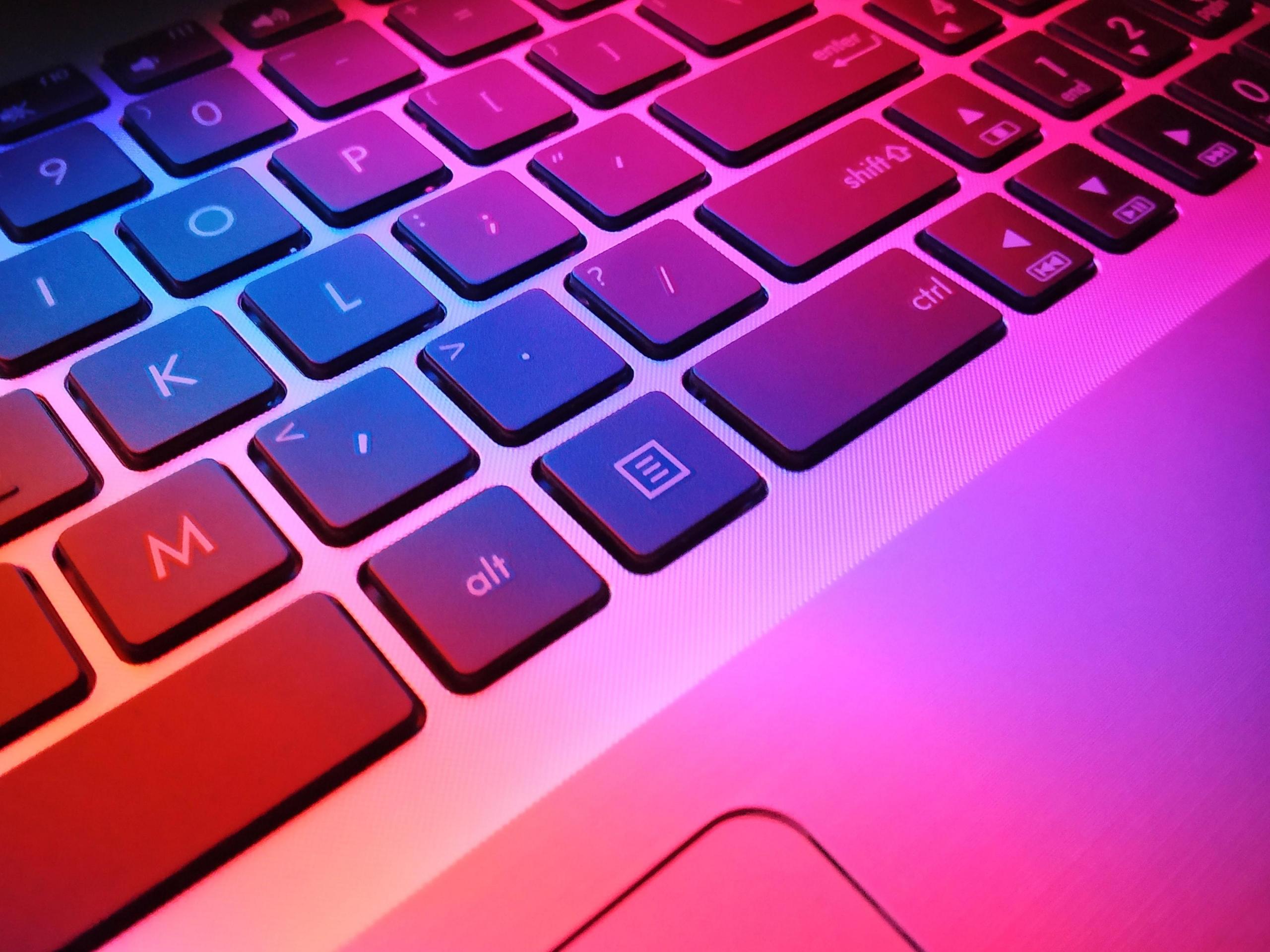 klawiatura komputerowa klawisze laptop fioletowe światło