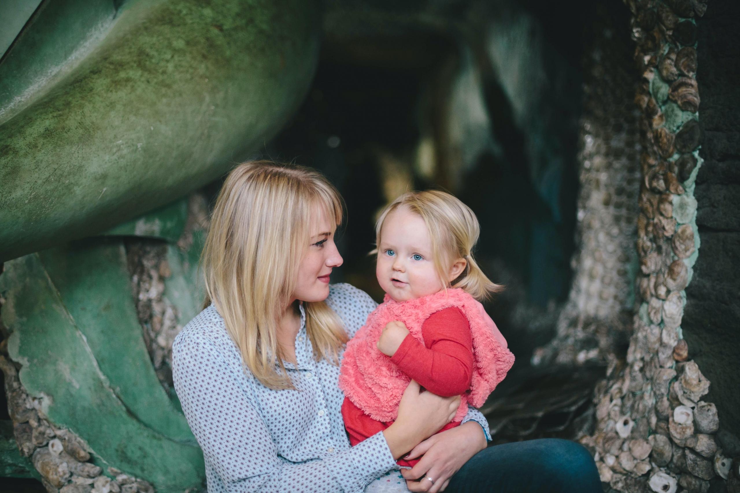 Blondynka z blond dzieckiem.