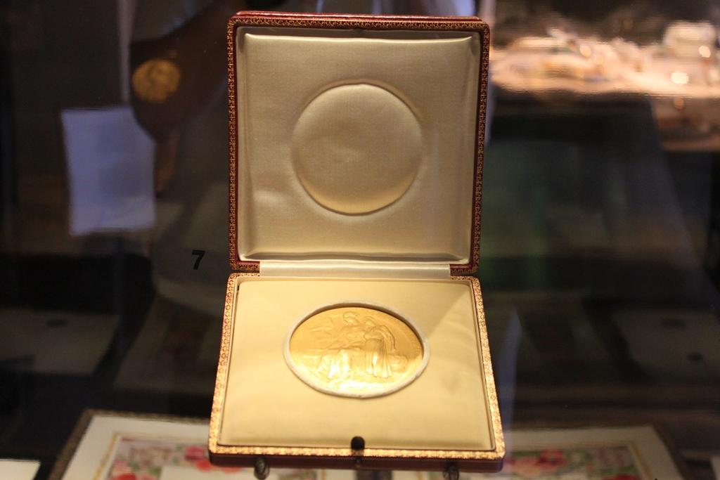 Medal Nobla w pudełku.