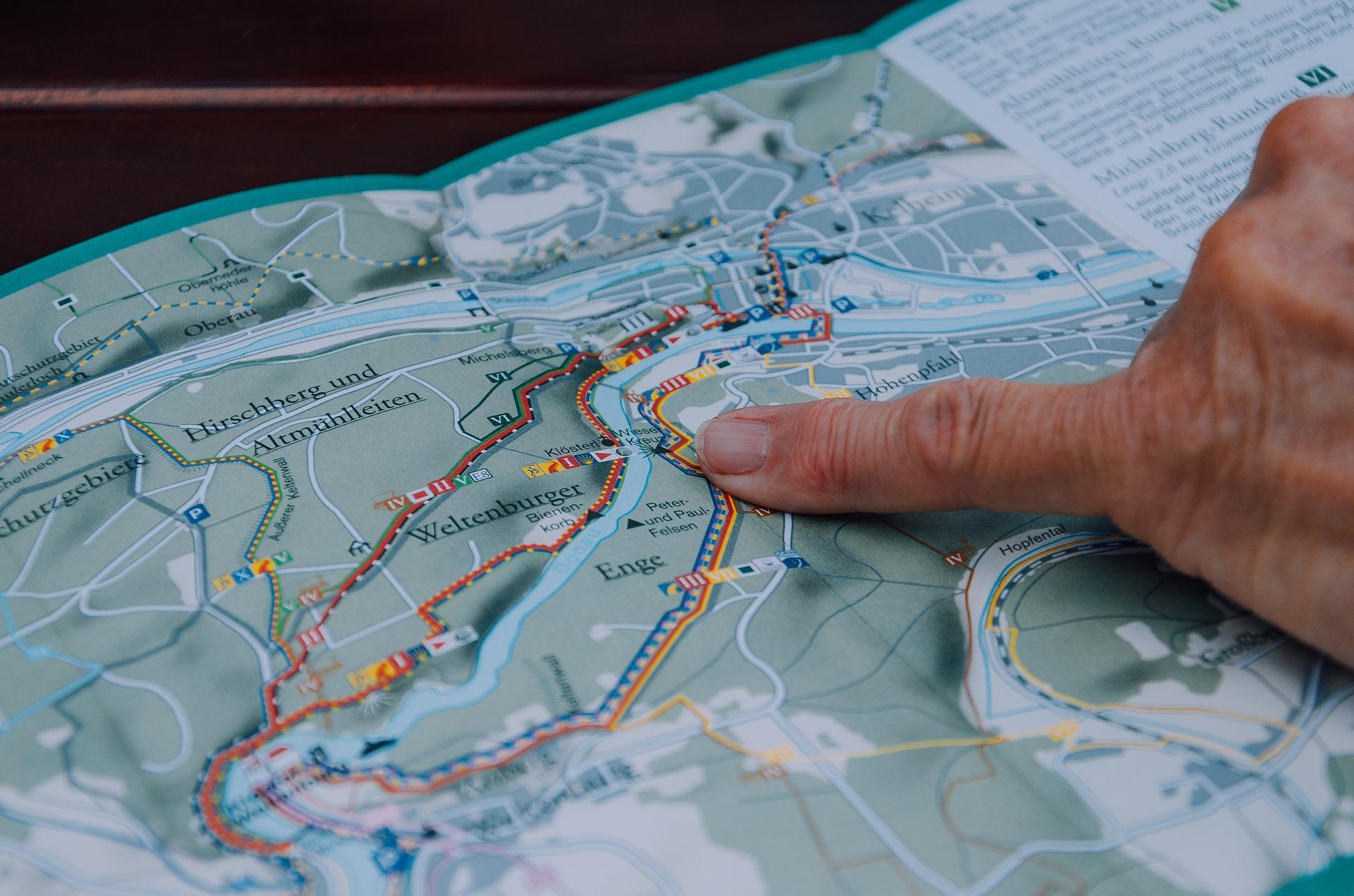 wskazywanie palcem celu na niemieckiej mapie