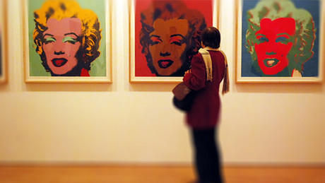 Kobieta podziwiająca obrazy na ścianie, Andy Warhol Shot Marilyns.