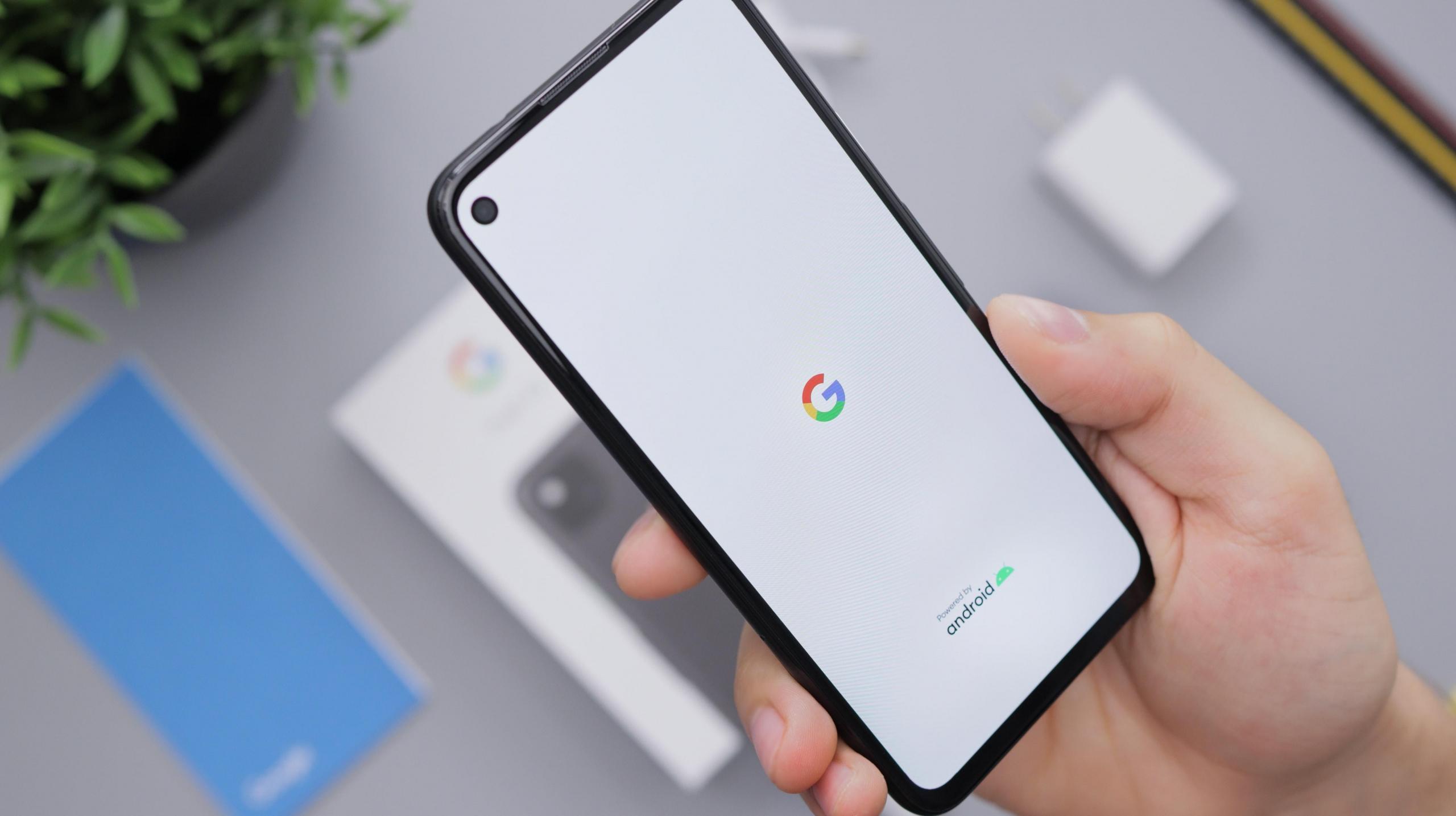 Telefon z symbolem Google na ekranie.