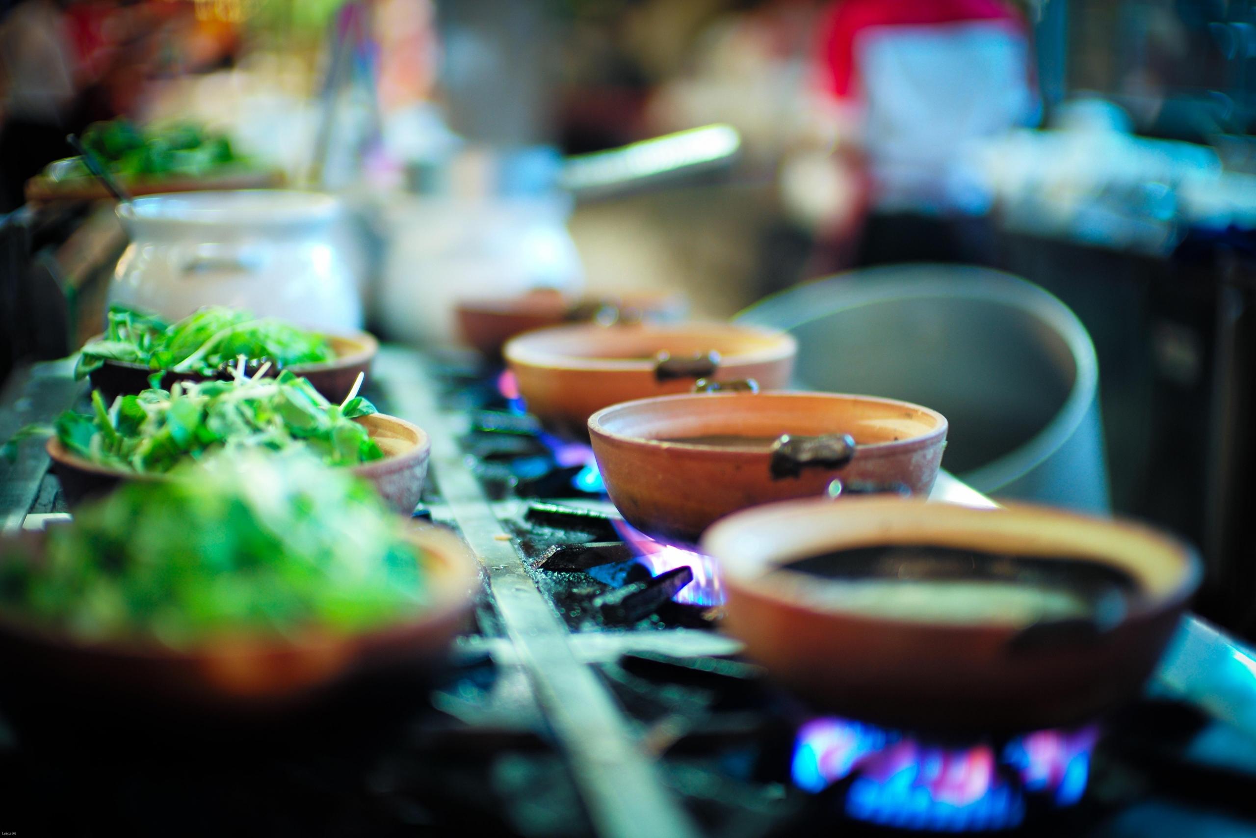 Gliniane miseczki na palnikach gazowych.