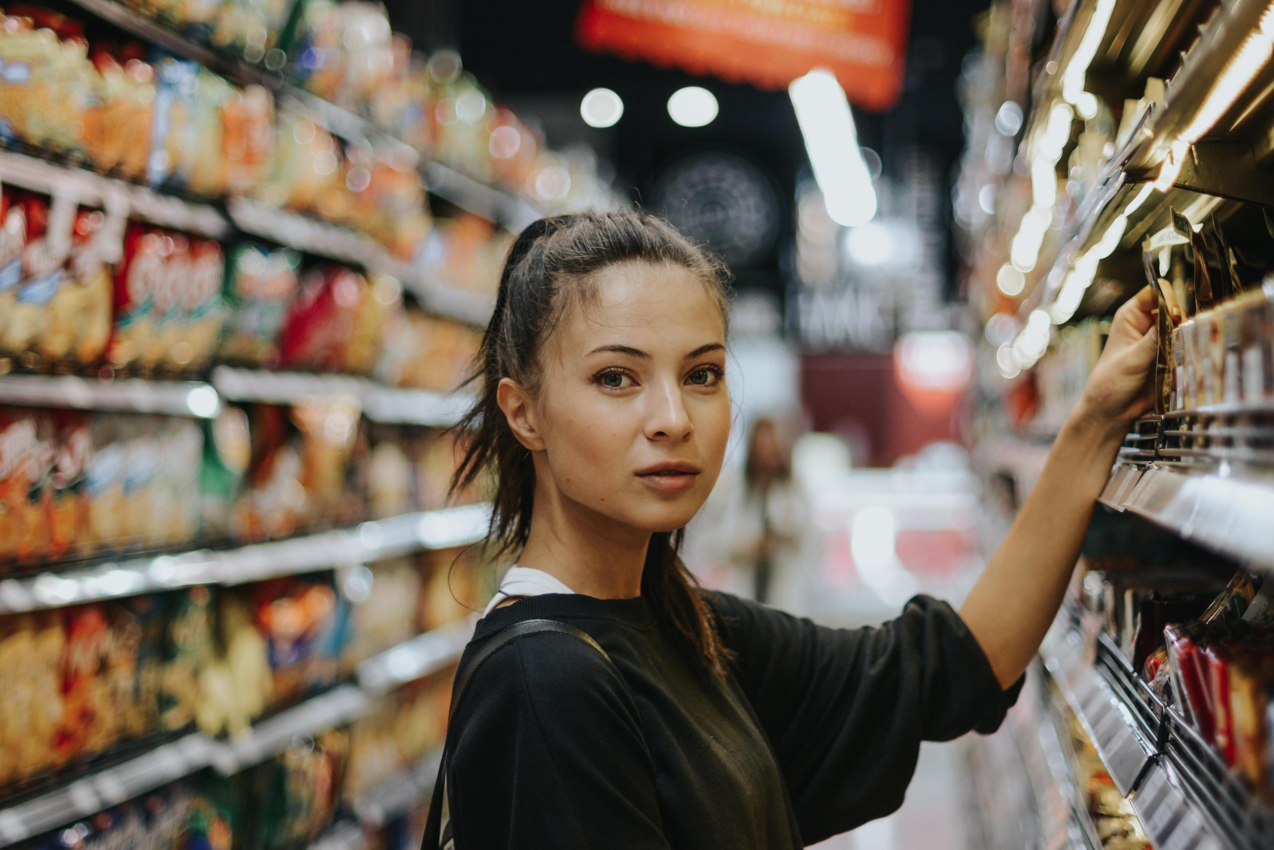 Kobieta w supermarkecie.