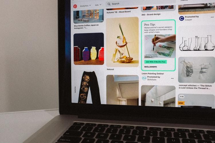 Witryna pinterest na laptopie
