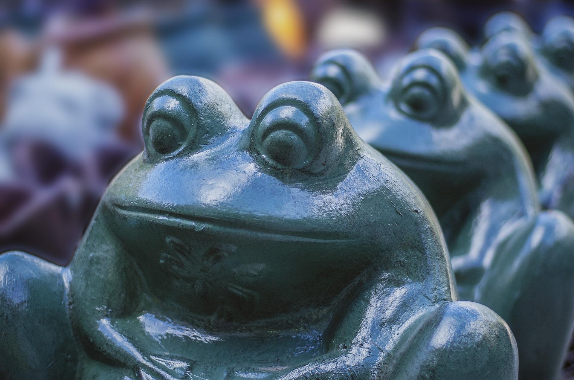 ceramiczne ozdoby ogrodowe w kształcie żab