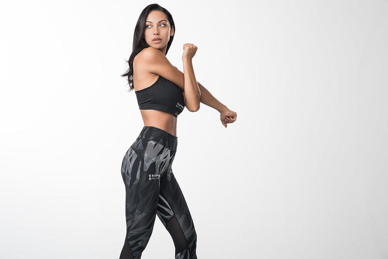 ciemnowłosa kobieta rozciągająca ręce