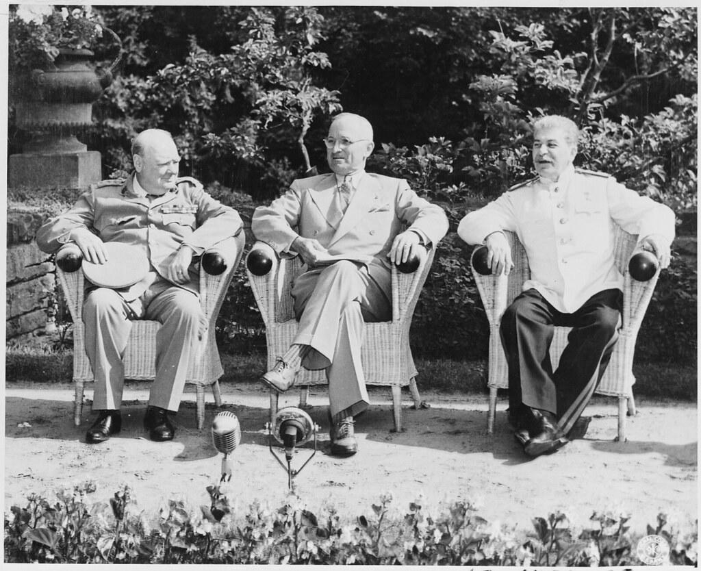 wielka trójka, winston churchill, harry truman i józef stalin na konferencji w poczdamie