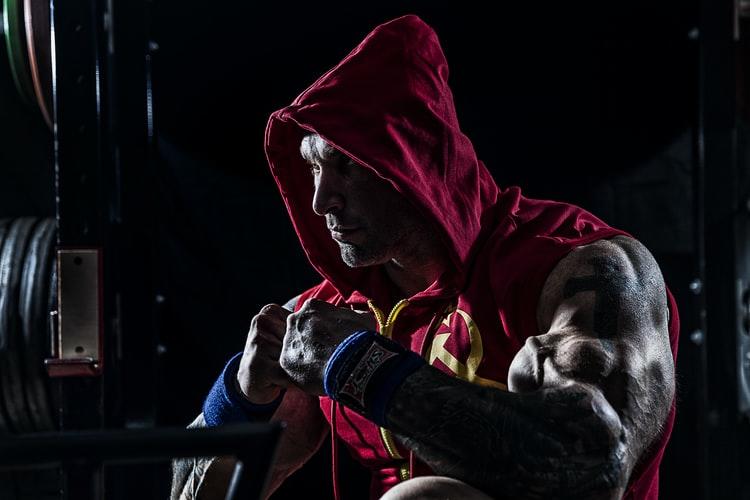 Kulturysta w bluzie bez rękawów