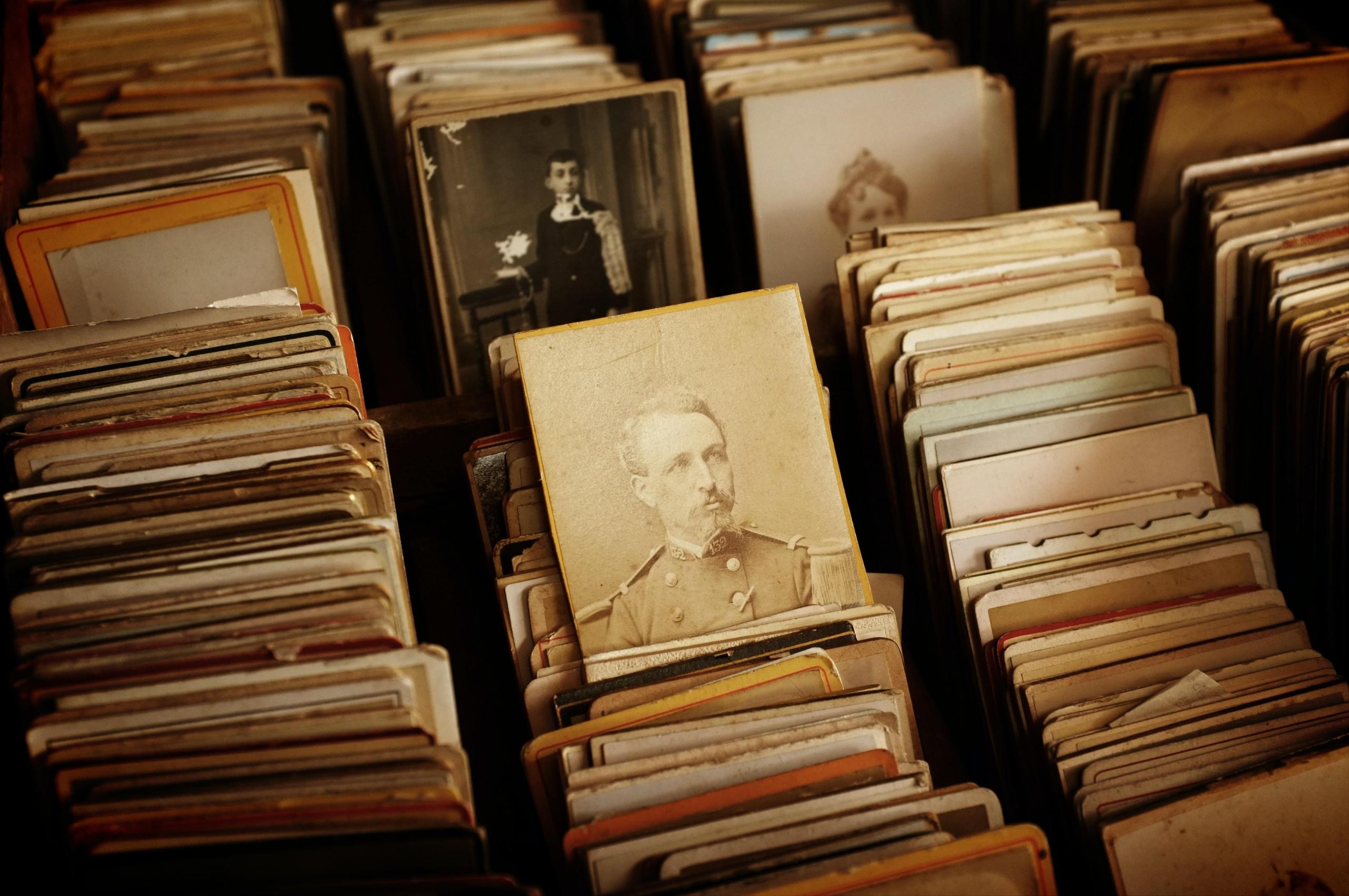 skatalogowane stare zdjęcia i akta postaci historycznych
