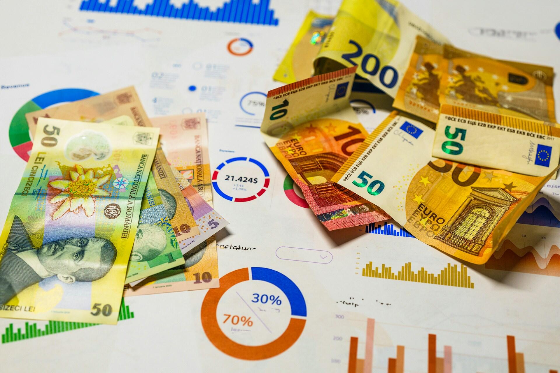 Banknoty Euro na kolorowych wykresach.