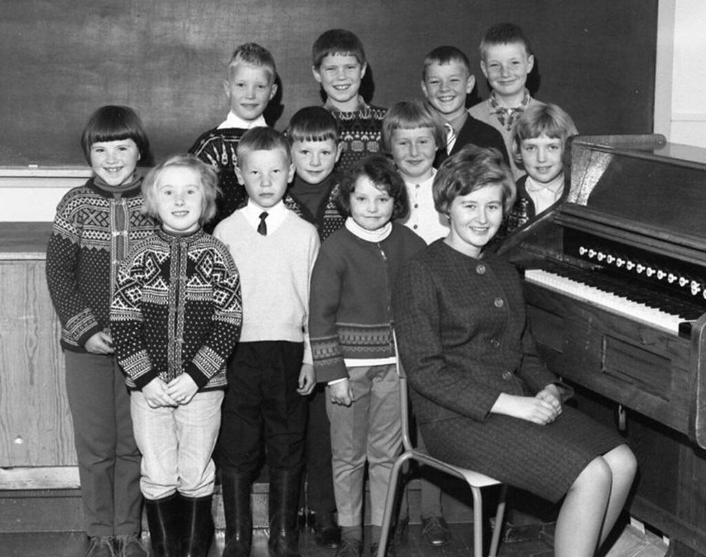 naucielka gry na pianinie z dziećmi w szkole