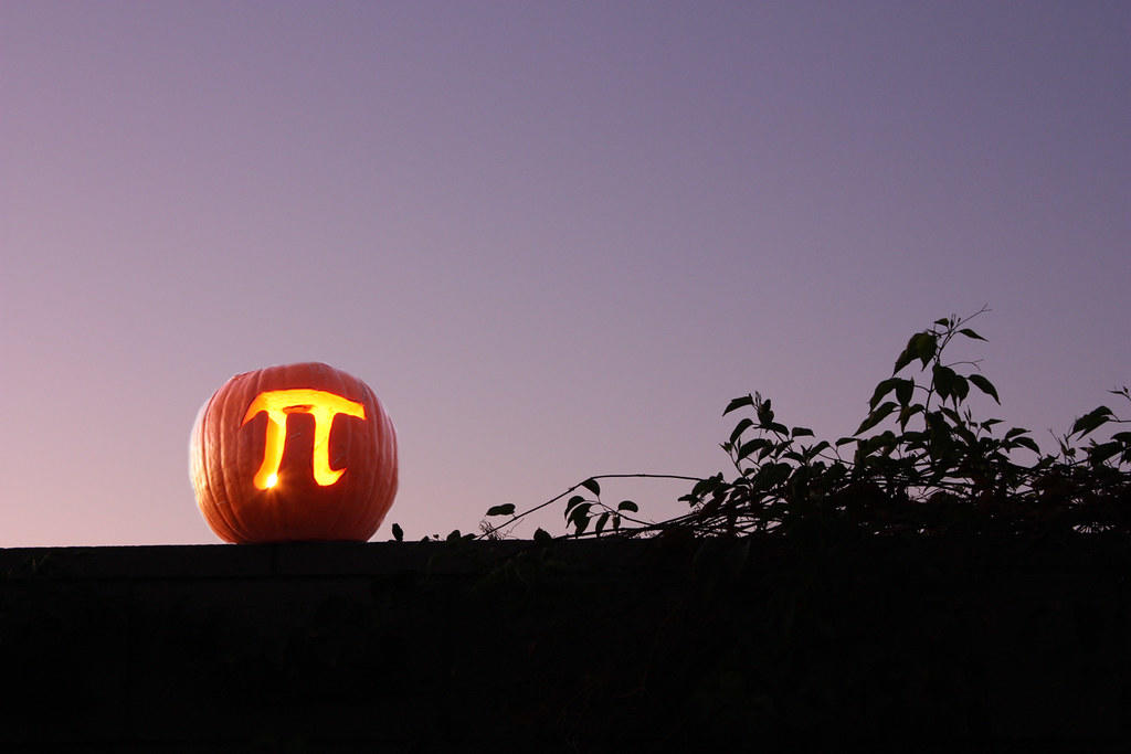 symbol liczby pi wyrzeźbiony w dyni