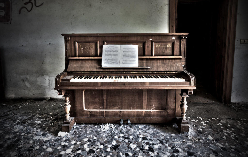 stare pianino w zruinowanym pokoju