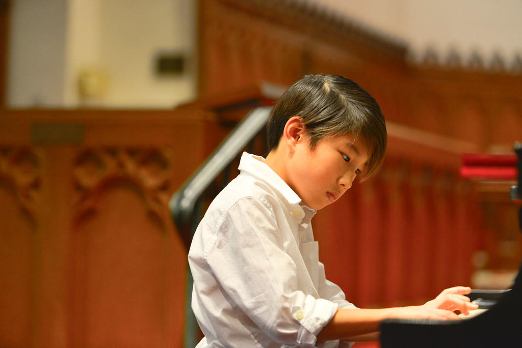 chłopiec grający na pianinie