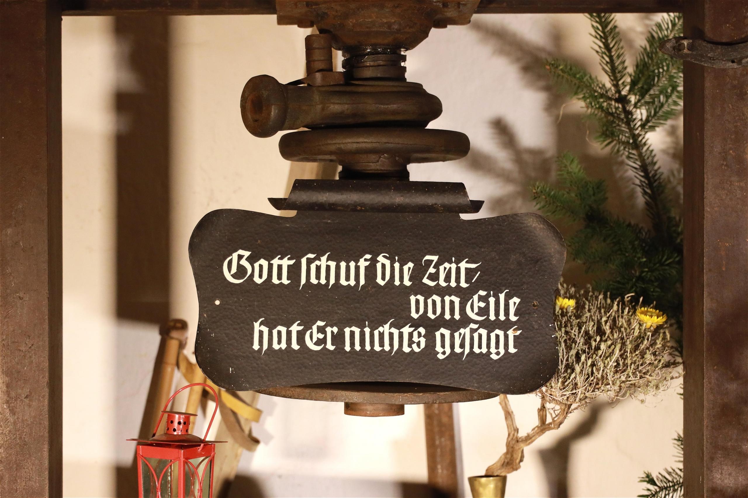 Drewniana plakietka z niemieckim napisem.