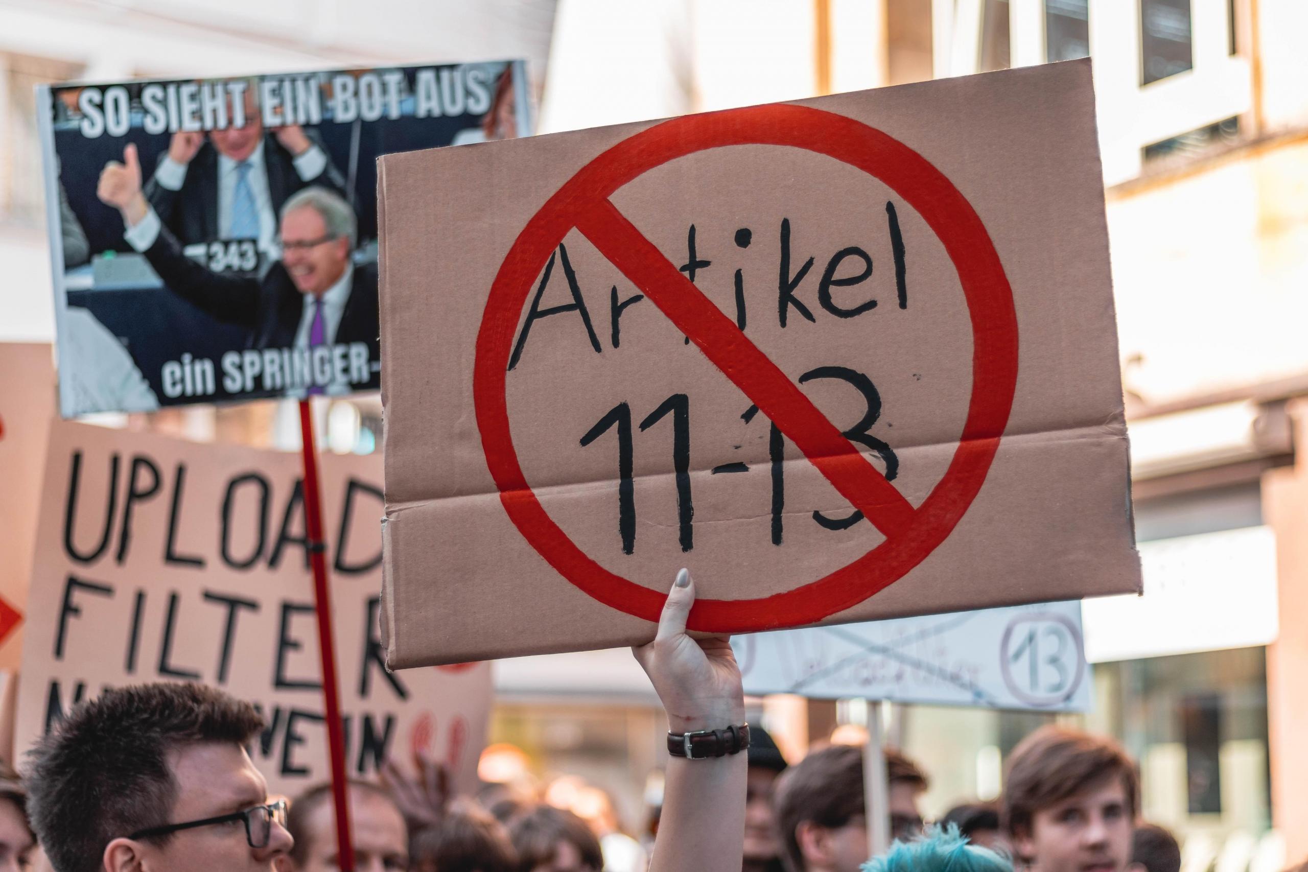Strajk z niemieckimi transparentami.