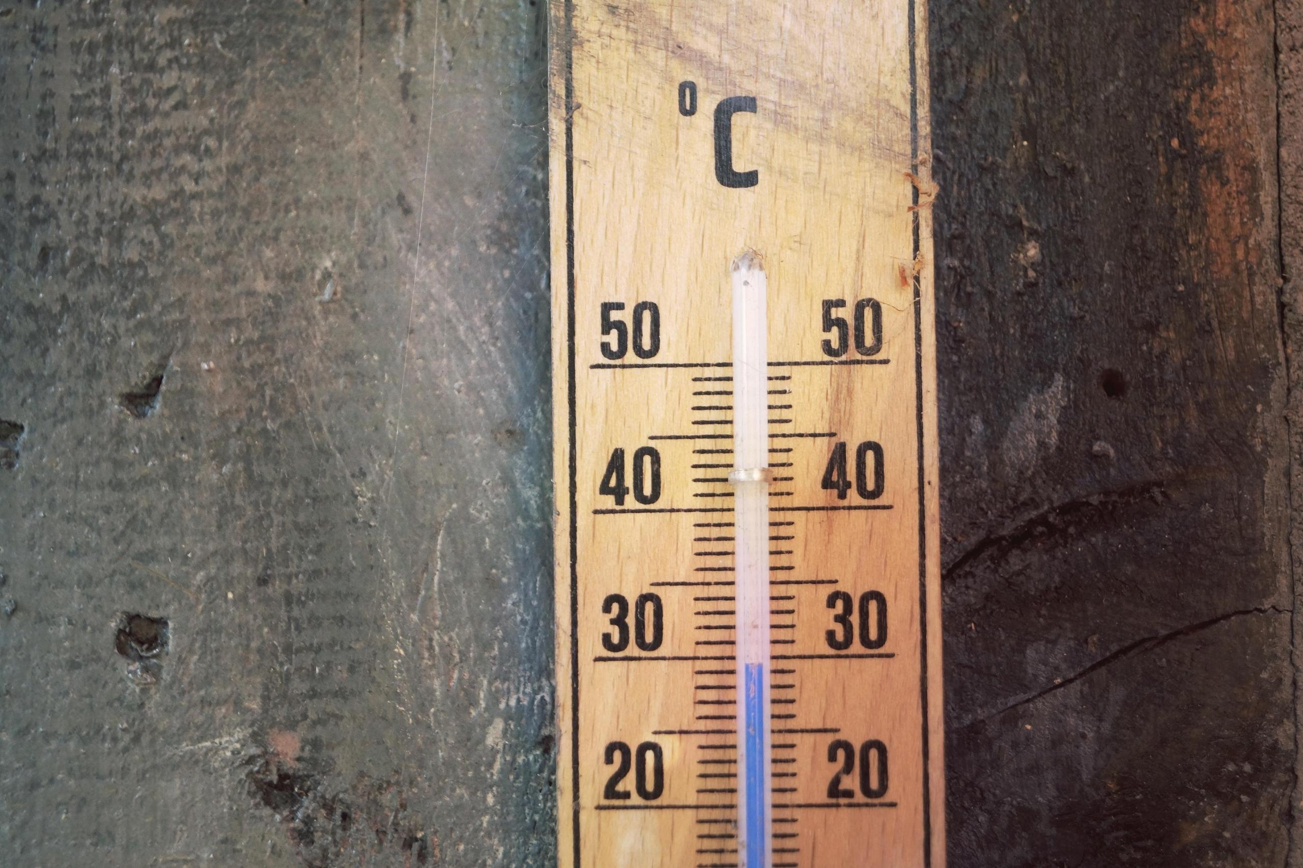 Termometr pokazujący temperaturę 30 stopni Celsjusza.